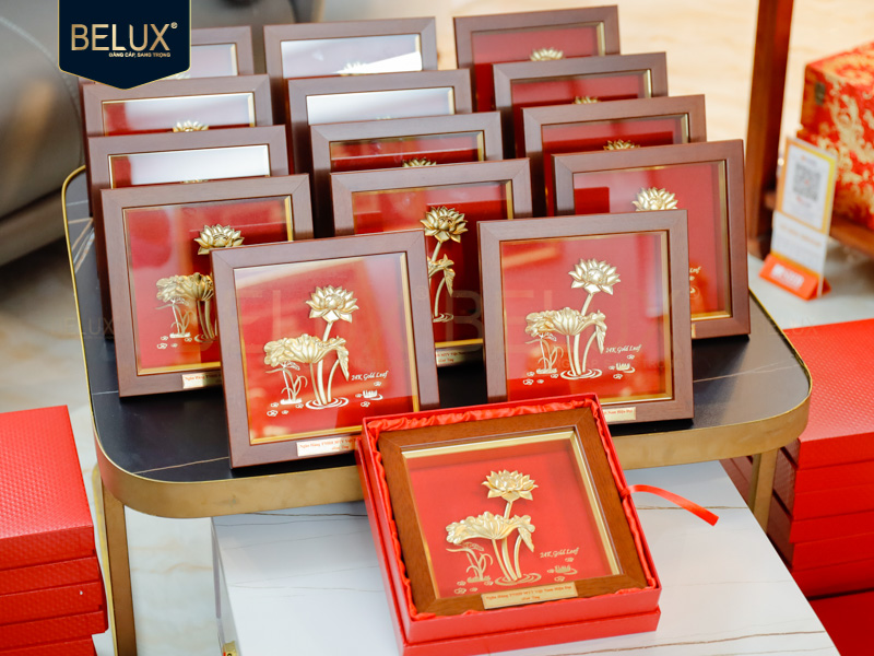 Lô tranh hoa sen Ngân Hàng Hiện Đại 20x20cm dát vàng 24k thiết kế theo yêu cầu